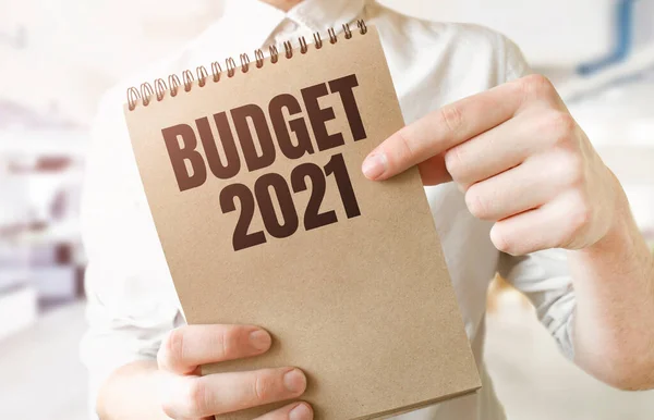 Budżet Tekstowy 2021 Brązowym Papierze Notatnik Rękach Biznesmena Biurze Koncepcja — Zdjęcie stockowe