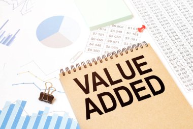 Metin değeri eklenmiş not defteri. Diyagram ve beyaz arkaplan