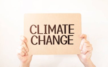 Kapalı kapılar ardında el ele tutuşan işadamı, boş kağıt kağıtları gösteriyor. Boş beyaz tahta boşluğunu, mesaj kuralı ya da protesto sözcüğü için taklit ediyor. Metin esnekliği