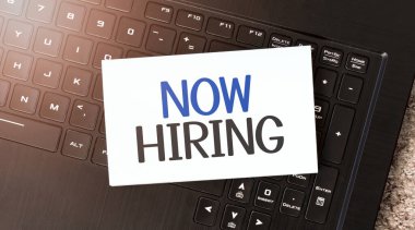 Siyah dizüstü bilgisayarda işe alımlı beyaz kağıt sayfası