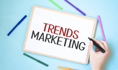 Renkli keçeli kalemlerle çevrili bir defterde metin trendleri pazarlama, iş konsepti fikri,