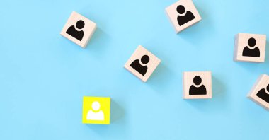 Ahşap küplerdeki simgelerle, mavi arkaplanlı patron konsepti. Personel yönetimi kavramı.