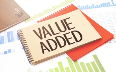 Metin değeri eklenmiş not defteri. Diyagram, kırmızı not defteri ve beyaz arkaplan