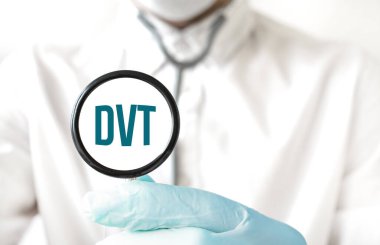 Doktor bir steteskop tutuyor. Mesajlı DVT, tıbbi konsept.
