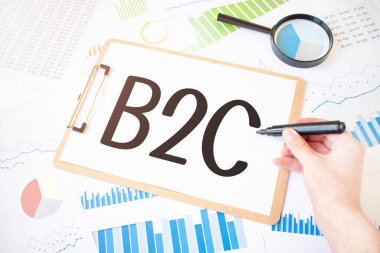 Beyaz kağıt üzerinde B2C ve diyagramda da işadamı eli üzerinde işaretleyici. İş konsepti