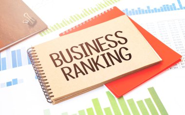 Mesaj işi sıralaması olan not defteri. Diyagram, kırmızı not defteri ve beyaz arkaplan