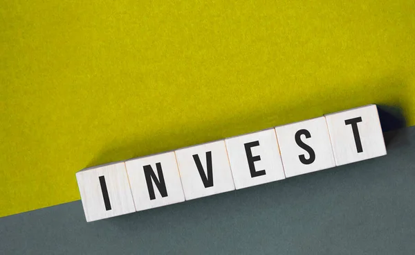 Szó Invest Kockák Egy Szürke Sárga Háttér Üzleti Pénzügyi Koncepció — Stock Fotó