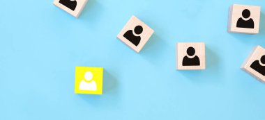 Ahşap küplerdeki simgelerle, mavi arkaplanlı patron konsepti. Personel yönetimi kavramı.