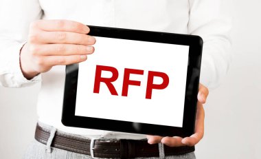 RFP 'yi tablet ekranına beyaz fırında işadamlarının ellerinde gönder. İş konsepti