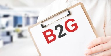 Beyaz kağıt tabakta B2G 'ye mesaj at. İş adamlarının ellerinde. İş konsepti