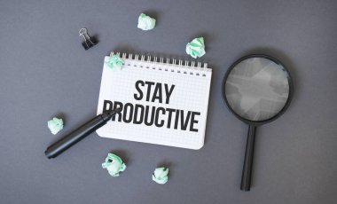 Kağıt not defteri ve metin. Üretken kalın, buruşmuş kağıtlar ve koyu arkaplanda büyüteç.