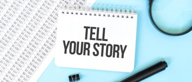 Mali belgelerde beyaz not defteri ve büyüteç. Hikayeni bize mesaj at. İş konsepti