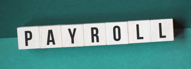 Tahta küplere para öde. Yatırım ve tasarruf parası kavramı. Turuncu arkaplanda harf bulunan tahta bloklar..