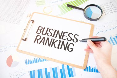 Metin işi sıralaması beyaz kağıt kağıdına ve işaretleyicisi de diyagrama göre. İş konsepti