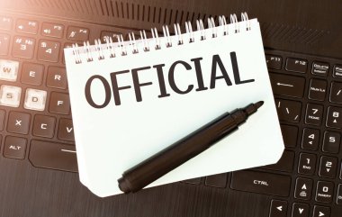 Siyah dizüstü bilgisayarda yazı yazan beyaz kağıt kağıtlar.