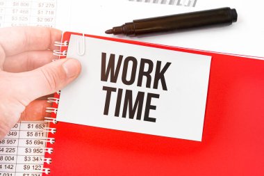 Elinde kırmızı defter ve beyaz kart tutan iş adamı Çalışma Zamanı, Finansal kavram