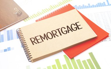 İpotekli not defteri. Diyagram, kırmızı not defteri ve beyaz arkaplan