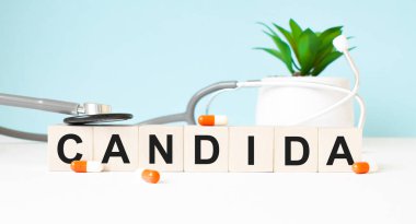 Kanadalılar sözcüğü ahşap bir arka planda steteskopun yanındaki tahta küplere yazılmıştır. Tıbbi konsept