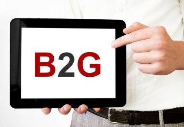 Metin trendleri, beyaz fırında iş adamlarının ellerinde tablet vitrininde pazarlama yapıyor. İş konsepti