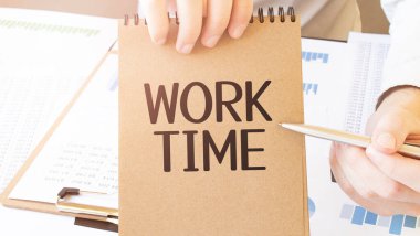 Time 'ı kahverengi kâğıt not defterine yaz. İş adamlarının elinde diyagram olsun. İş konsepti