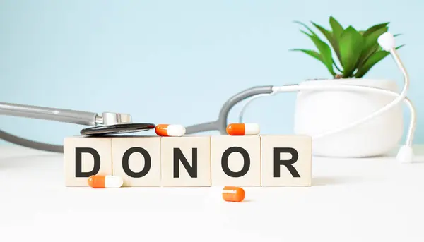 Ordet Donor Skrivet Träkuber Nära Ett Stetoskop Träbakgrund Medicinskt Koncept — Stockfoto