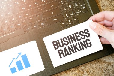 Hesap makinesi, kırmızı not defteri, üç renkli kalem, gümüş kalem ve metin işi sıralamasına sahip kahverengi defter.