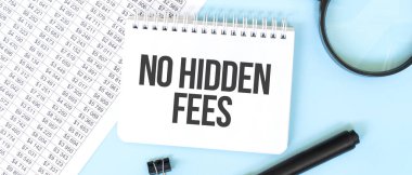 Mali belgelerde beyaz not defteri ve büyüteç. Gizli ödemesiz mesaj at. İş konsepti