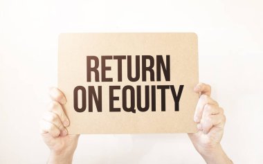 Kapalı kapılar ardında el ele tutuşan işadamı, boş kağıt kağıtları gösteriyor. Boş beyaz tahta boşluğunu, mesaj kuralı ya da protesto sözcüğü için taklit ediyor. Özkaynak üzerine metin dönüşü