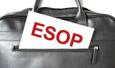 ESOP 'a siyah iş çantasında beyaz kağıt üzerine yazı yaz. İş konsepti