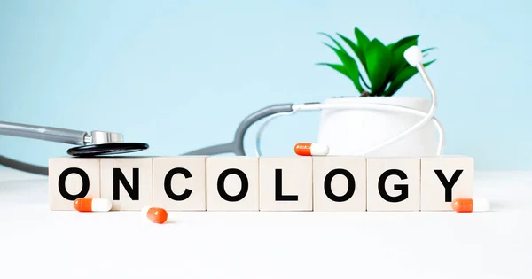 Palabra Oncología Está Escrita Cubos Madera Cerca Estetoscopio Sobre Fondo — Foto de Stock