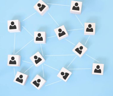 Organizasyon yapısı, takım oluşturma, iş yönetimi veya insan kaynakları kavramları. Birbirine bağlı tahta küplerdeki insan simgeleri.