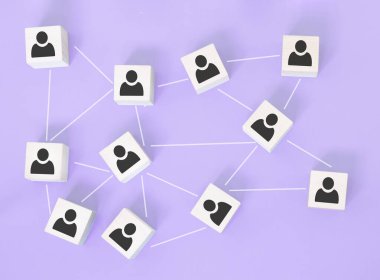 Organizasyon yapısı, takım oluşturma, iş yönetimi veya insan kaynakları kavramları. Birbirine bağlı tahta küplerdeki insan simgeleri.