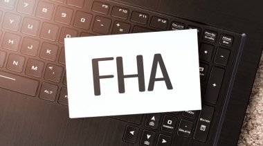 Siyah dizüstü bilgisayarda fha yazılı beyaz kağıt sayfası