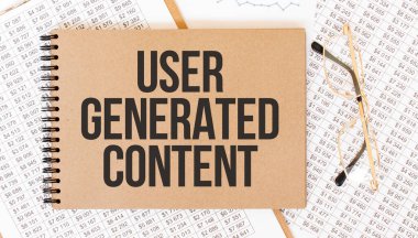 Kullanıcı Kullanıcı Generated Contenent ile el yapımı renkli not defteri. Gözlüklü ve metin belgeli not defteri. İş konsepti