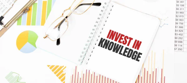 Текст Invest Knowledge Білому Блокноті Окулярах Графіках Діаграмах — стокове фото