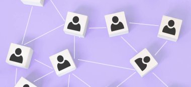 Organizasyon yapısı, takım oluşturma, iş yönetimi veya insan kaynakları kavramları. Birbirine bağlı tahta küplerdeki insan simgeleri.