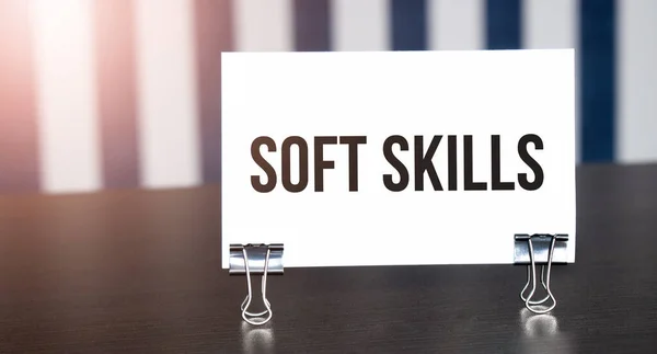 Soft Skills Skylt Papper Mörkt Skrivbord Solljus Blå Och Vit — Stockfoto