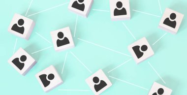 Organizasyon yapısı, takım oluşturma, iş yönetimi veya insan kaynakları kavramları. Birbirine bağlı tahta küplerdeki insan simgeleri.