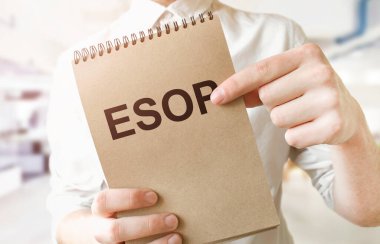 ESOP 'a kahverengi kağıt not defterine işadamlarının ellerinde mesaj at. İş konsepti