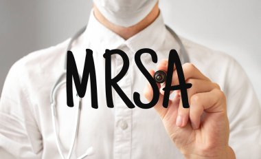 Doktor MRSA 'yı işaretleyici ve tıbbi konseptle yazıyor.