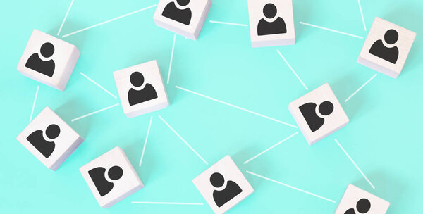 Структура организации, формирование команды, управление бизнесом или кадровые концепции. Иконы на деревянных кубиках, связанных друг с другом.