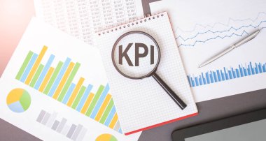 Not defteri, zar, gözlük, kalem, dizüstü bilgisayar hesap makinesi üzerindeki SEO metni büyüteç - iş, bankacılık, finans ve yatırım konsepti