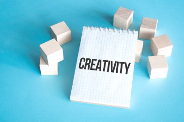 Küp bloklu beyaz not defteri üzerindeki metin yaratıcılığı, hisse senedi konsepti.