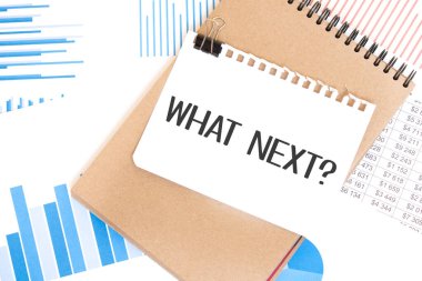 Masaya beyaz kâğıt üzerinde ve diyagramla birlikte kahverengi kağıt not defterinde ne yazdığını yaz. İş konsepti