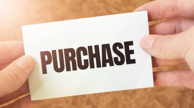 Bir iş adamının elindeki beyaz kart kağıdına yazılmış bir kelime. Özet konsepti. kırmızı ve beyaz kağıt