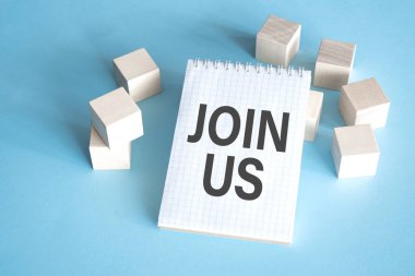 Metin Bize küp bloklu beyaz not defteri üzerinde katıl, hisse senedi konsepti.