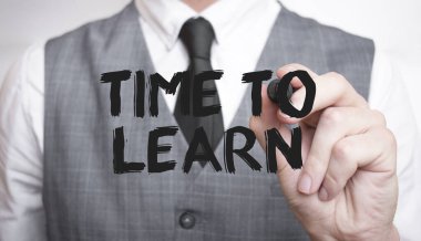 İş adamı not ve iş konseptiyle kelime yazma zamanı.