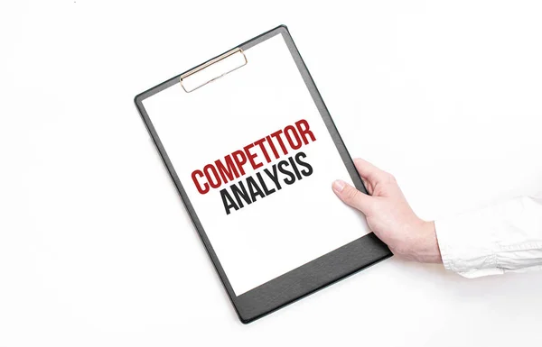 Affärsman Har Mapp Med Pappersark Med Texten Competitor Analysis Affärsidé — Stockfoto