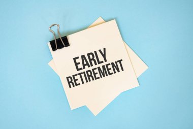 Fotokopi alanı ve ataç ile kırmızı arkaplanda izole edilmiş yapışkan notlar üzerinde Emeklilik Yazısı. Finans ve ekonomi kavramı.