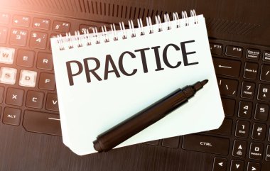 Siyah dizüstü bilgisayarda metni olan beyaz kağıt kağıtlar.